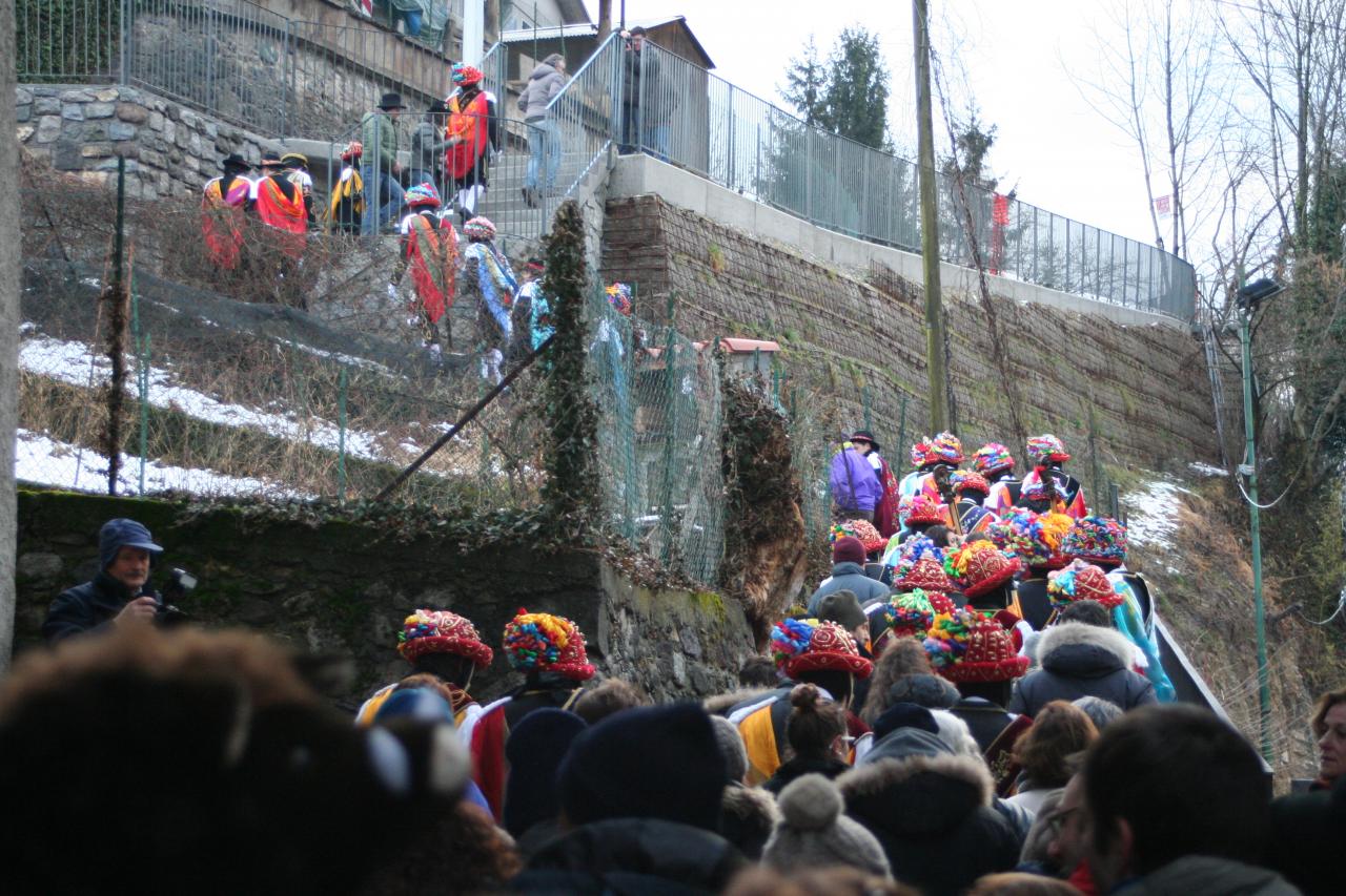 avant de défiler dans les ruelles.